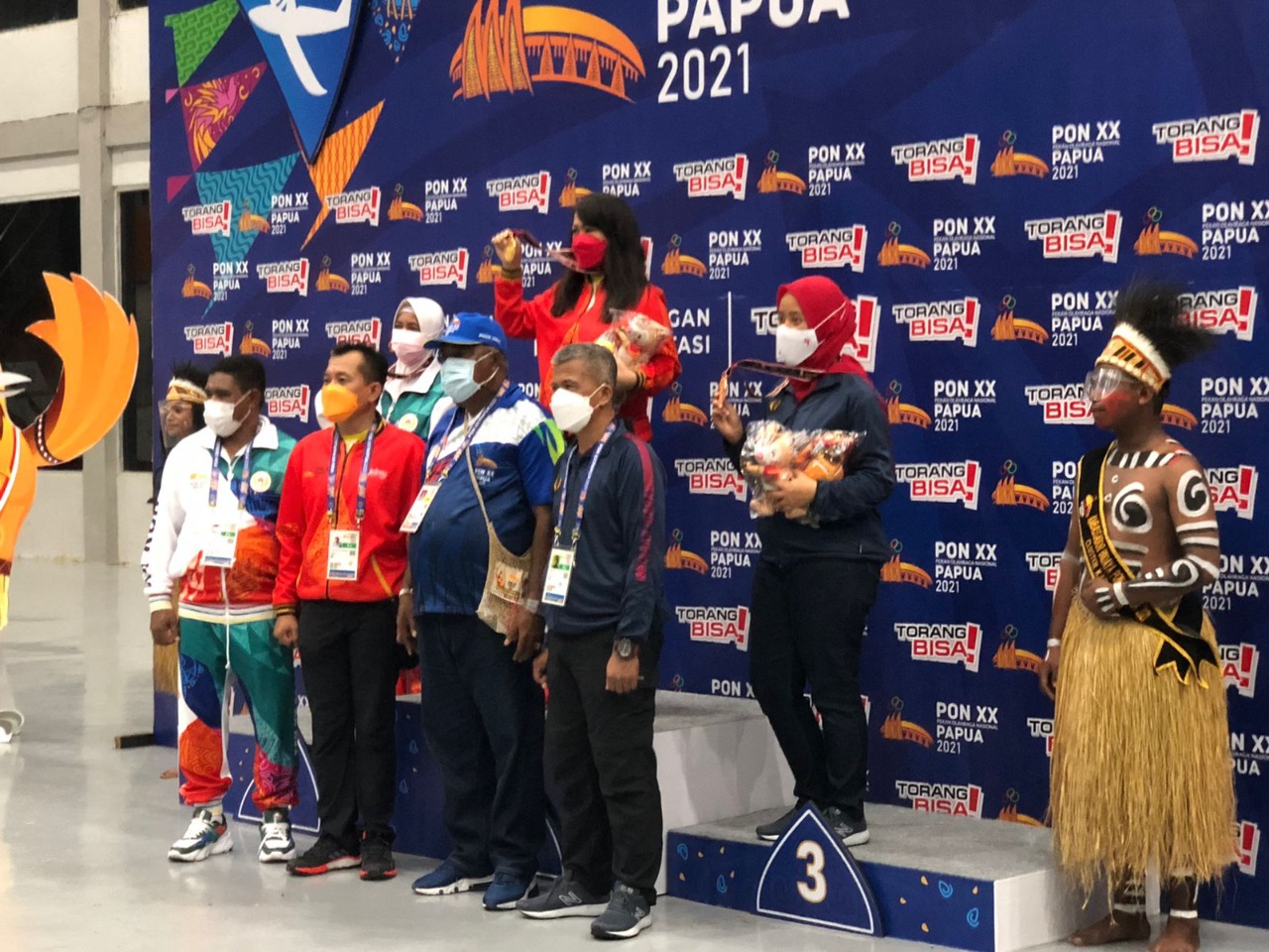 Wabup Mimika Pimpin Penghormatan Pemenang Cabor Terbang Layang 12 WhatsApp Image 2021 10 07 at 11.44.01