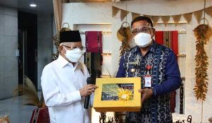 Wapres Tertarik Kerajinan Miniatur Perahu dari Tanimbar