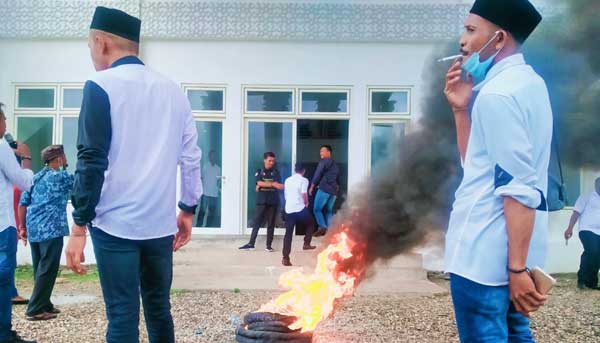 Masyarakat Adat di Bursel Gelar Aksi Tuntut Pemekaran Desa Persiapan Leahoni 2 Aliansi Masy Adat Bursel Bakar Ban Bekas