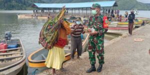 Aparat TNI di Paniai Bagikan Masker Untuk Warga