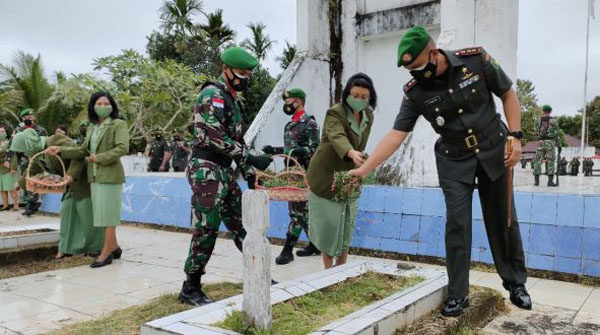 Aparat TNI di BVD HUT ke 76 Tabur bunga