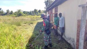 Aparat TNI Bantu Bersihkan Lingkungan Gereja, Warga Muare Ucap Terima Kasih