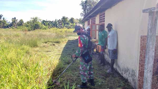 Aparat TNI di Mimika Bantu Bersih Gereja