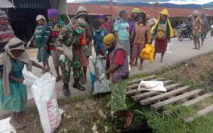 Peduli Lingkungan, Aparat TNI – Warga Bersihkan Pasar Waghete