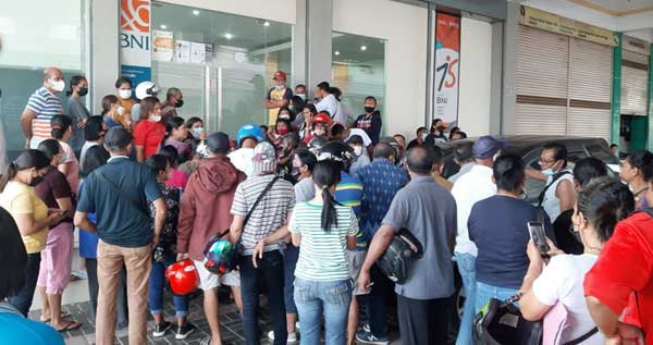 Kinerjanya Buruk, BNI Cabang Saumlaki Jadi Sasaran Kecaman 2 BNI Cab Slaki Antrian ASN2 1