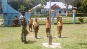 Aparat TNI Beri Pelatihan Petugas Upacara di SDN Nobaro