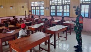 Aparat TNI Bantu Mengajar di SD Katholik Deiyai Demi Pendidikan Anak
