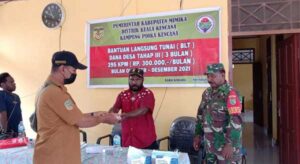 Aparat TNI di Mimika Dampingi Penyerahan BLT Dana Desa Tahap III