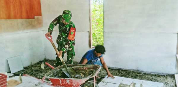 Babinsa Waropen Bawah Pasang Keramik