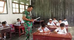 Wujud Kepedulian, Aparat TNI Bantu Mengajar di SDN Nabaro