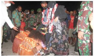 Kunker Perdana, Dandim 1801/Manokwari Disambut Tarian Adat Wasior