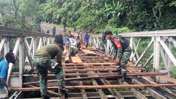 Kodim Jywijaya Perbaiki Jembatan Sahayu yalimo