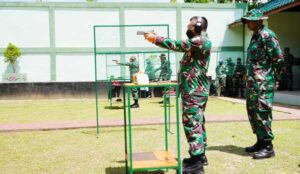 Pangdam Cenderawasih – Panglima Divisi 2/Kostrad Latihan Menembak Bersama