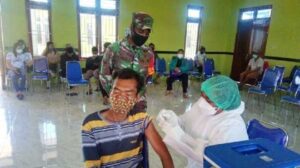 Personel TNI Bantu Giat Vaksinasi Warga Deiyai Papua