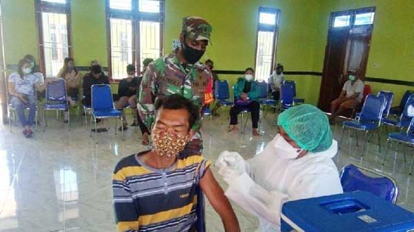 Prajurit TNI Monittor vaksinasi di Deiyai
