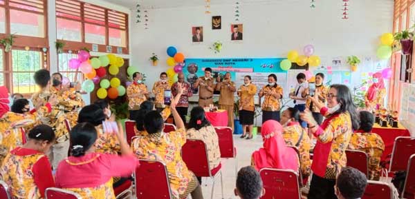 Momen syukuran perayaan HUT ke 40 SMP Negeri 3 Biak Kota, Senin (22/11/2021)