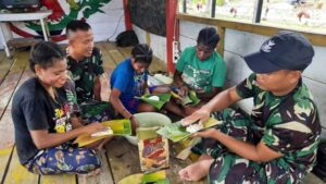 Satgas TNI Ajarkan Warga Perbatasan Cara Buat Makanan Olahan