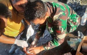 Gerak Cepat, Satgas TNI Obati Warga yang Luka Robek Terkena Parang