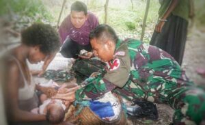 Satgas TNI Sigap Bantu Proses Persalinan Warga di Perbatasan Papua
