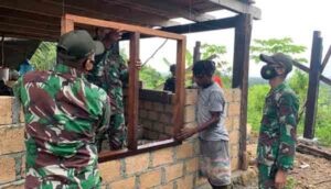Satgas TNI Bantu Renovasi Rumahnya, Warga Muara Tami : Kami Sangat Terbantu