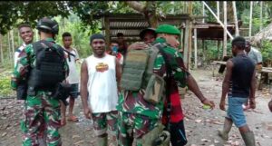 Penuh Haru, Warga Papua Lepas Satgas TNI Kembali ke Kampung Halaman