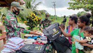 Satgas TNI Bagi-bagi Tas Sekolah dan Pakaian di Perbatasan RI – PNG