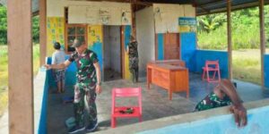Satgas TNI – Warga Bersihkan Posyandu di Batas Negara