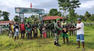 Pamitan, Satgas TNI Beri Cenderamata Kepada Tokoh Masyarakat Papua