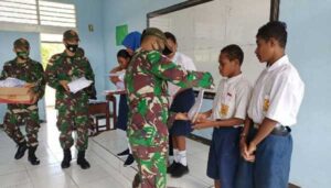 Satgas TNI Bagikan Seragam Sekolah di Perbatasan RI – PNG