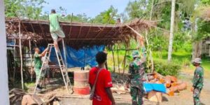 Satgas TNI – Warga Gotong Royong Pasang Atap Rumah di Keerom