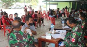 TNI – Polri di Nabire bersama Gugus Tugas Bersinergi Gelar Vaksinasi