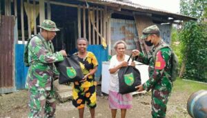 Prajurit TNI Salurkan Sembako Bantuan Pangdam Cenderawasih