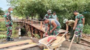 TNI di BVD Bangun Jembatan Penghubung Kampung