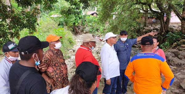 Tinjau Lokasi Banjir Waeturen, Wabup Bursel Beri Bantuan