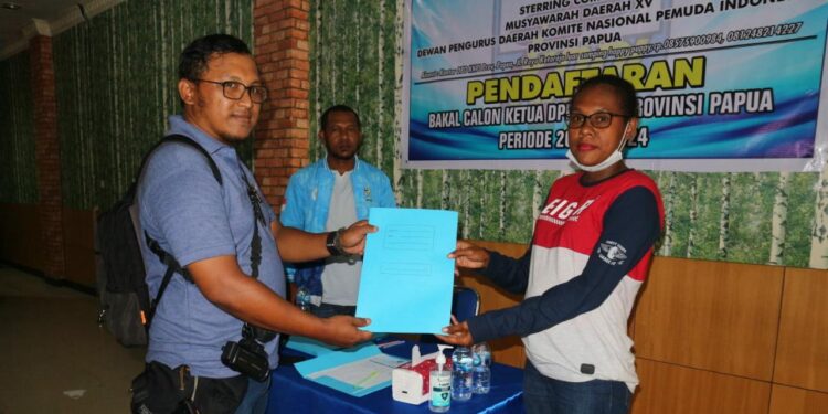 Panji Agung Mangkunegoro Ambil Formulir Pendaftaran Calon Ketua DPD KNPI Papua periode 2021-2024 di Sekretariat DPD KNPI Papua, Kotaraja, Kota Jayapura, Sabtu (6/11/2021) / Foto: Seo Balubun
