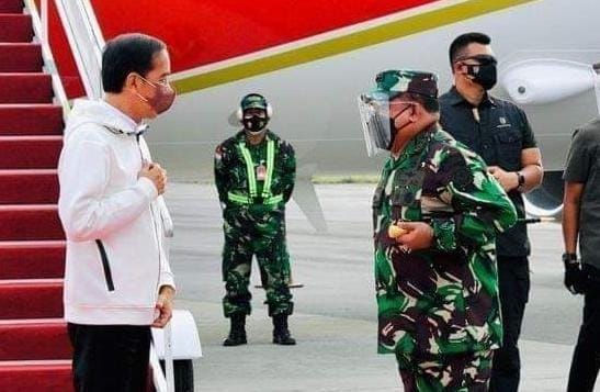 Letjen TNI Jefri A. Rahawarin Saat Menjemput Presiden Jokowi di Timika, Papua belum lama ini, (Foto : Istimewa)