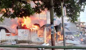Pemadam Kebakaran Evakuasi Dua Jenazah Korban Kebakaran Soa Bali