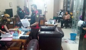 Ruang Kerja Sekda SBB Digeledah Kejati Maluku