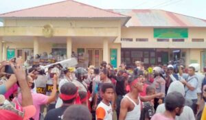 Warga Kepulauan Aru Rusaki dan ‘Segel Adat’ Kantor PN Dobo