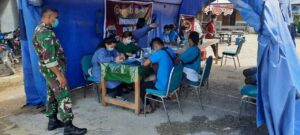 Aparat TNI di Paniai Dukung Giat Vaksinasi – Pemeriksaan HIV/AIDS