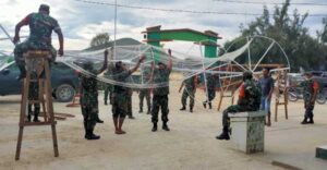 Sambut Natal 2021, Aparat TNI di Enarotali Buat Pohon Terang