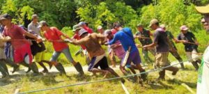 Bantu Kesulitan, Aparat TNI di Waropen Aktif dalam Pembuatan Jembatan