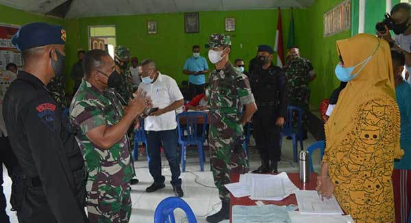 Danrem Binaiya Tinjau Pelaksanaan Vaksin di Negeri Rutah 10 Danrem 151 Binaiya AR Cek vaksinasi Negeri Rutah