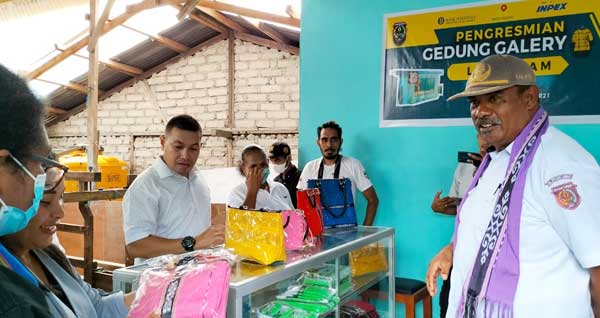Perempuan Larsasam Pertahankan Orisinal Tenun Tanimbar dengan ATBM 2 Gedung Galery Larsasam2