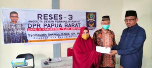 Legislator Muda Ini Berbagi Kasih Dengan BKMT Teluk Bintuni