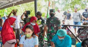 Kasdam Pattimura Tinjau Giat Vaksinasi di Pantai Liang