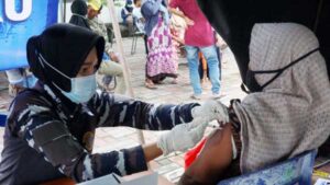Target Herd Immunity, TNI AL Gencar Vaksinasi di Maluku Tengah
