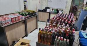 Ratusan Botol Miras Ilegal Kembali Diamankan di Pasar Lama Abepura