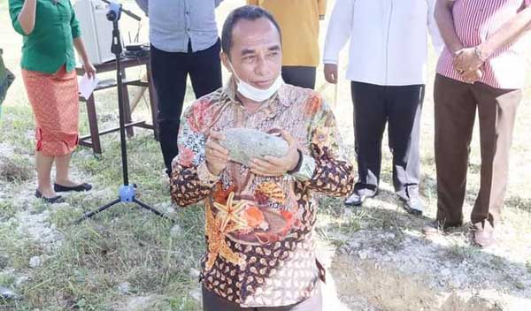 Rektor Unpatti Ambon MJ.Bau pertamajpg