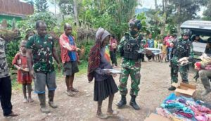 Satgas TNI Bagikan Pakaian ke Warga Walesi Jayawijaya